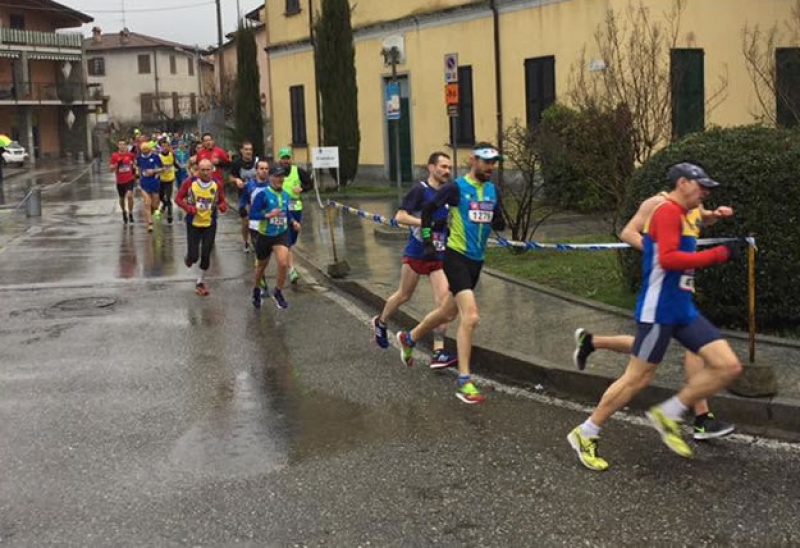 ''Fateli correre in direzione di Auschwitz'', scrive un cittadino dopo la gara. Il sindaco presenta un esposto in Procura