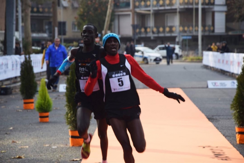 L'arrivo della gara maschile (foto: Vincenzo De Gregorio)