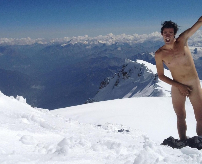 Kilian Jornet nudo sulla cima del Monte Bianco