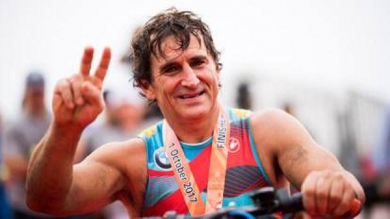 Immenso Alex Zanardi: sotto le 9 ore nell'IronMan