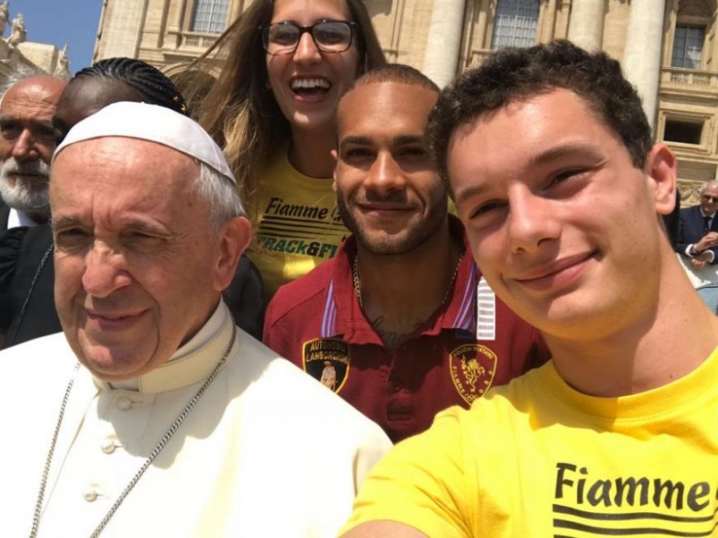 Il selfie di Filippo Tortu con Papa Francesco