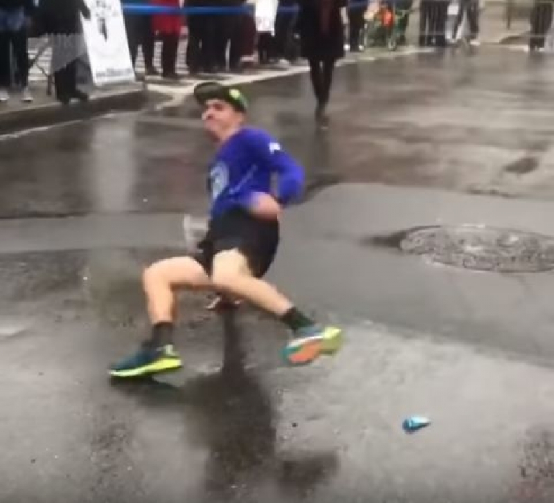Maratona di New York, si mette a ballare in mezzo alla strada durante la gara | VIDEO