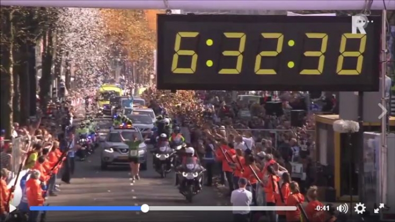 L&#039;incredibile arrivo dell&#039;ultima atleta alla Maratona di Rotterdam [VIDEO]