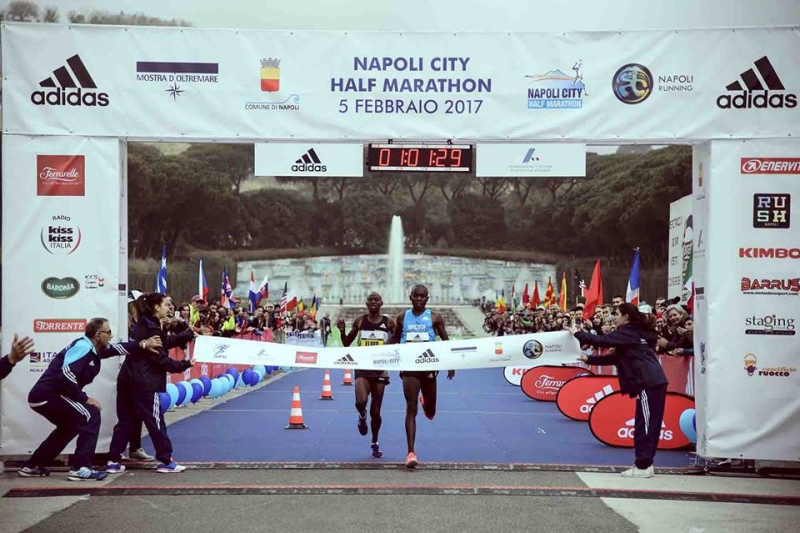 L'arrivo in volata di oggi alla Napoli City Halfmarathon (foto: Organizzatori)