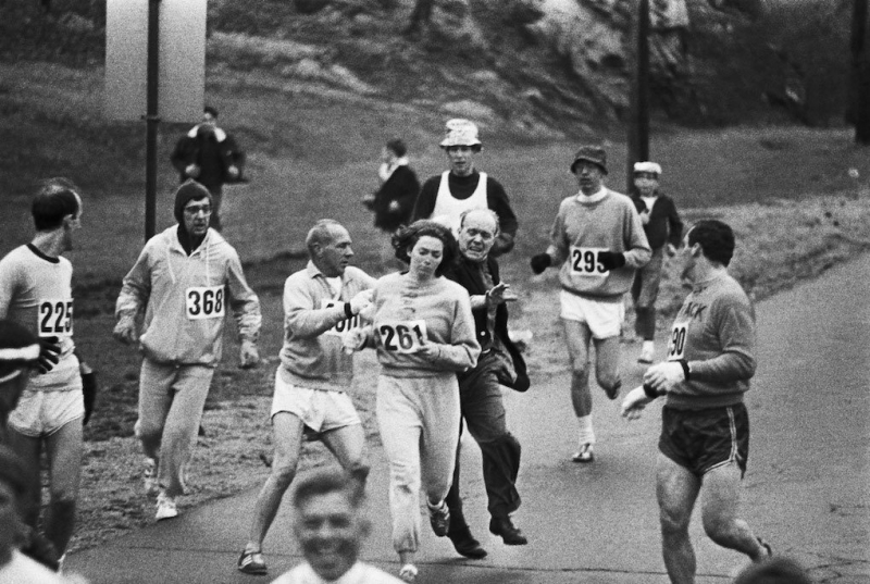 Kethrine Switzer fermata dai giudici, Boston Marathon 1967