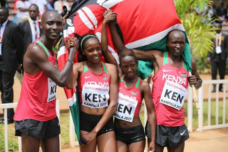 La staffetta Kenyana campione (foto: IAAF)