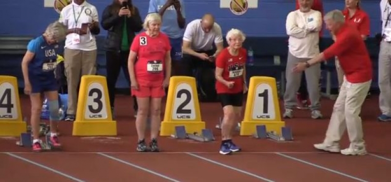 Julia, 102 anni, ultima all&#039;arrivo. Ma la sua corsa è da record | VIDEO